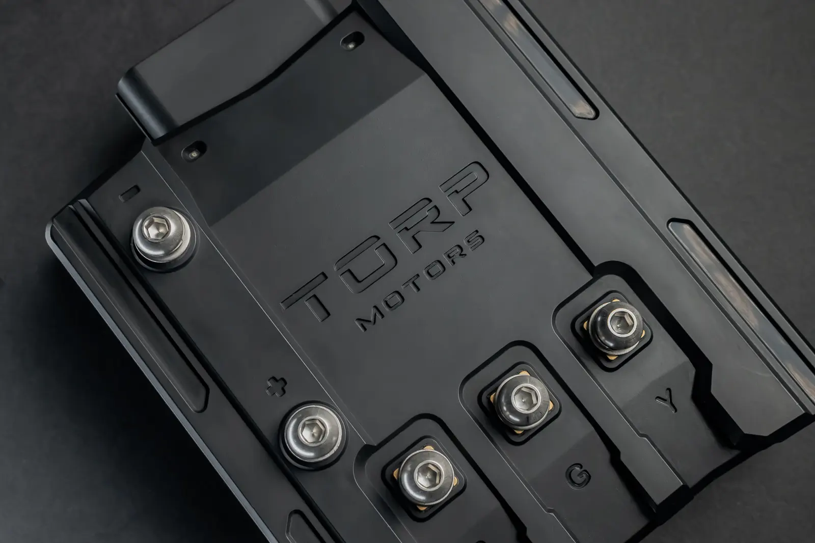 TORP TC1000 2.0 controller, top face with the battery positive and B, G and Y phase terminals